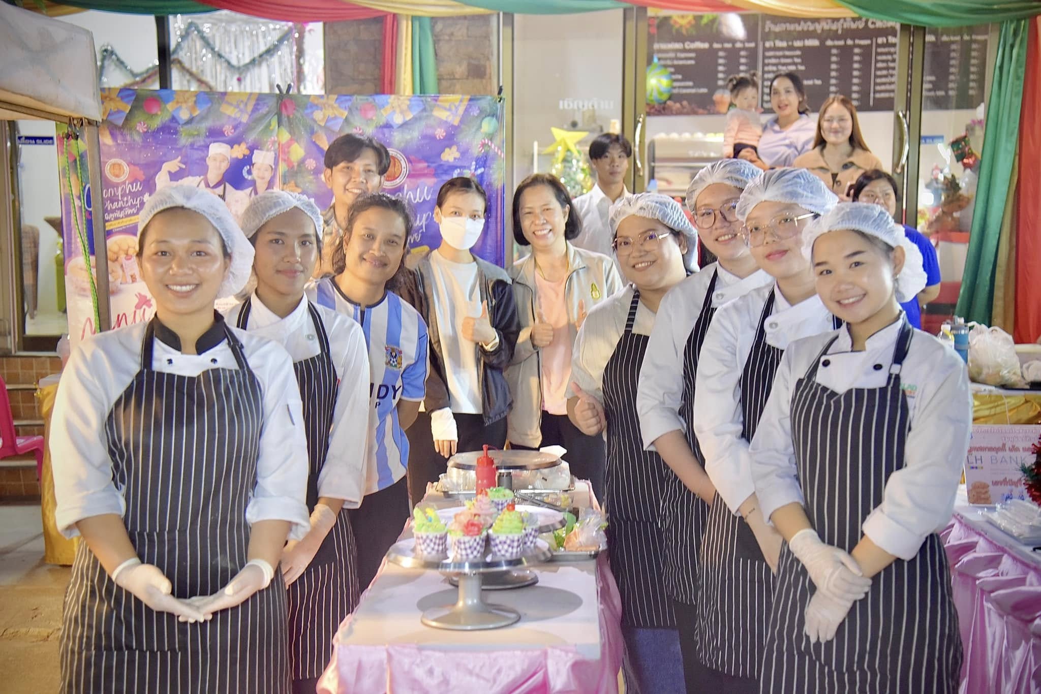 บรรยากาศส่งเสริมการขายคุกกี้ชมพูพันธุ์ทิพย์ ถนนคนเดินนครเชียงราย