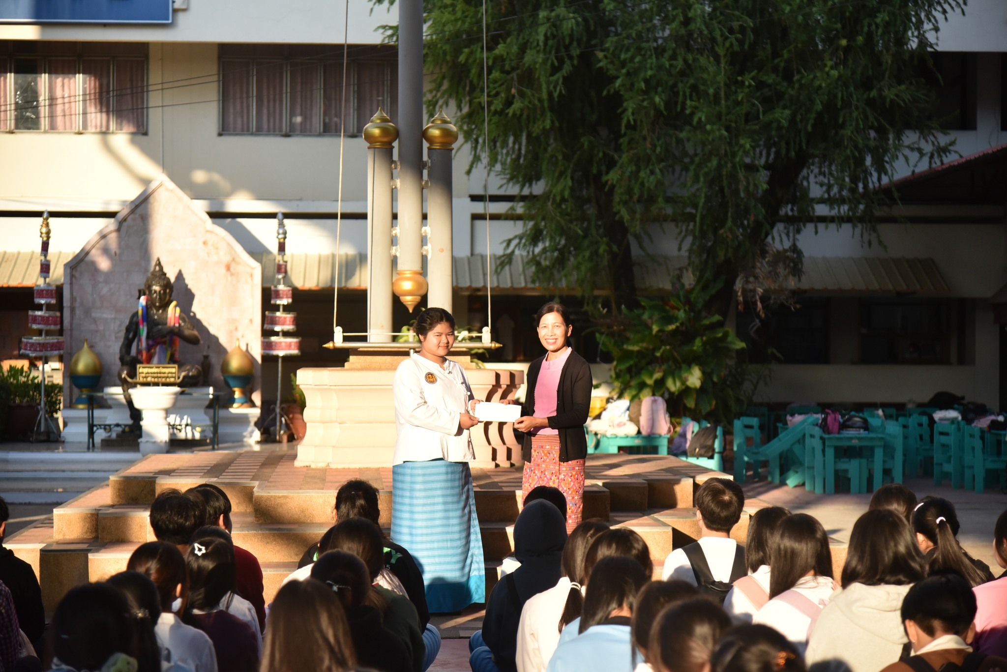 ดำเนินกิจกรรมมอบทุนการศึกษาให้แก่นักเรียน นักศึกษา
