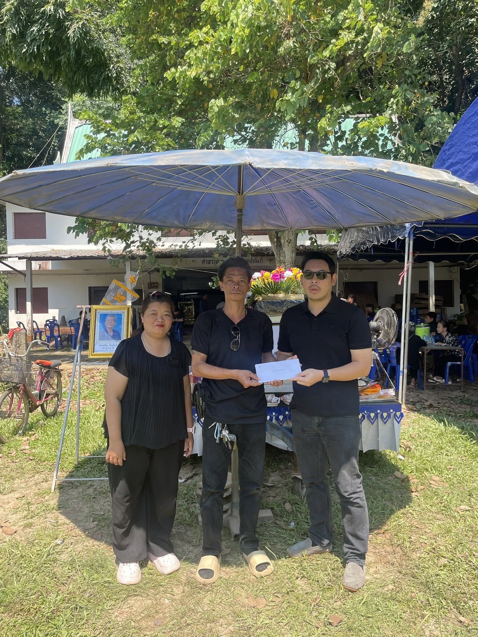 ร่วมมอบปัจจัยทำบุญงานศพบิดาของ นายสว่าง สิงห์แก้ว นักการภารโรง (ชาย) วิทยาลัยอาชีวศึกษาเชียงราย ณ วัดพระธาตุจอมกิตติ อำเภอเชียงแสน จังหวัดเชียงราย